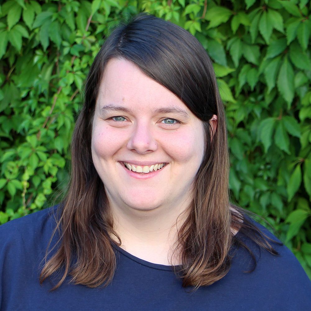 #042 – Flucht vor dem Hass: Wie Morddrohungen nach dem Coming-Out zum Parteiwechsel führten – mit Lea Blattner